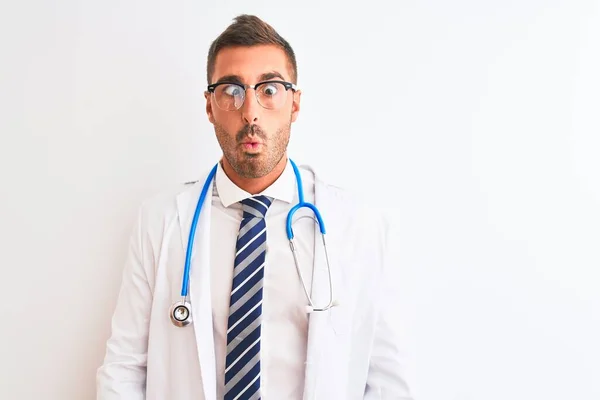 Joven Hombre Médico Guapo Usando Estetoscopio Sobre Fondo Aislado Haciendo —  Fotos de Stock