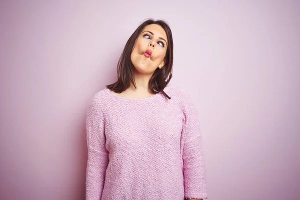 Young Beautiful Brunette Woman Wearing Sweater Pink Isolated Background Making — Stock Photo, Image