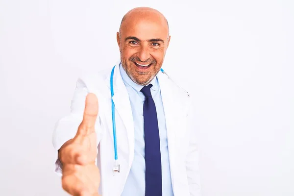 Médico Mediana Edad Con Estetoscopio Corbata Pie Sobre Fondo Blanco — Foto de Stock