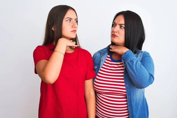 Jóvenes Mujeres Hermosas Que Usan Ropa Casual Pie Sobre Fondo —  Fotos de Stock