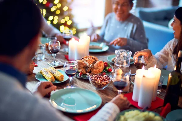 伝統的な料理と装飾でクリスマスの前夜を祝う家で家族や友人の食事 すべて一緒にテーブルの上に座って — ストック写真