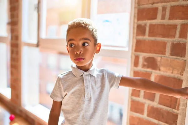 Vackra Afrikanska Amerikanska Småbarn Står Och Ler Runt Massor Leksaker — Stockfoto