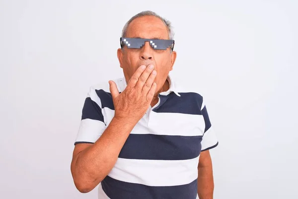 Starszy Siwowłosy Mężczyzna Paski Polo Okulary Przeciwsłoneczne Odizolowanym Białym Tle — Zdjęcie stockowe