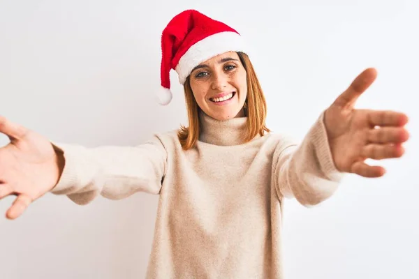 Hermosa Pelirroja Con Sombrero Navidad Sobre Fondo Aislado Mirando Cámara —  Fotos de Stock