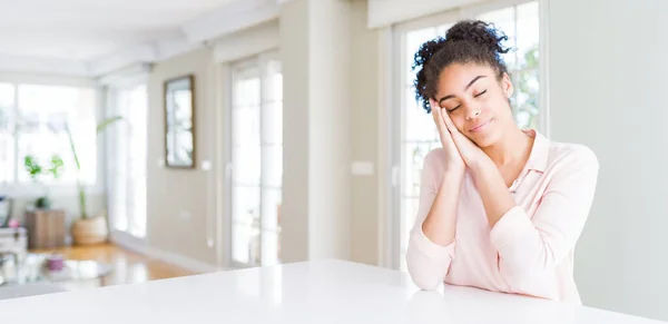 Ampio Angolo Bella Donna Afro Americana Con Capelli Afro Sonno — Foto Stock