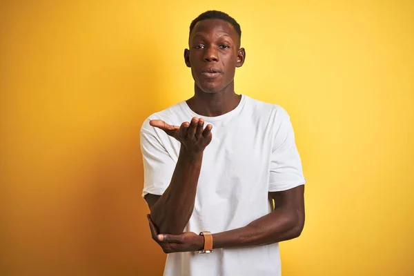 Jeune Homme Afro Américain Portant Shirt Blanc Debout Sur Fond — Photo