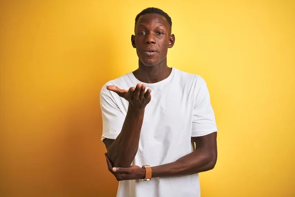 Joven Hombre Afroamericano Vistiendo Camiseta Blanca Pie Sobre Fondo Amarillo — Foto de Stock