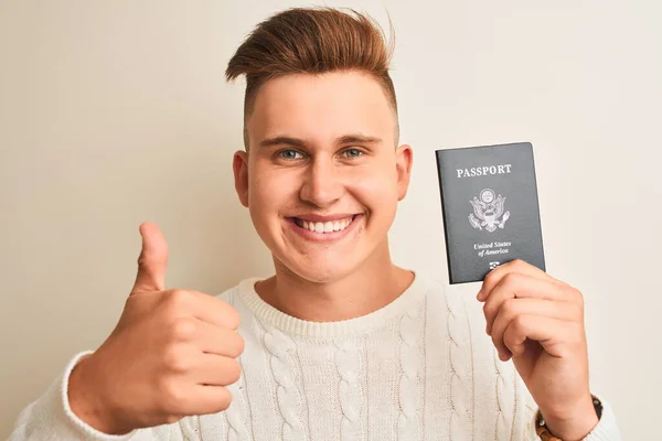 Joven Hombre Guapo Sosteniendo Pasaporte Los Estados Unidos Sobre Fondo —  Fotos de Stock