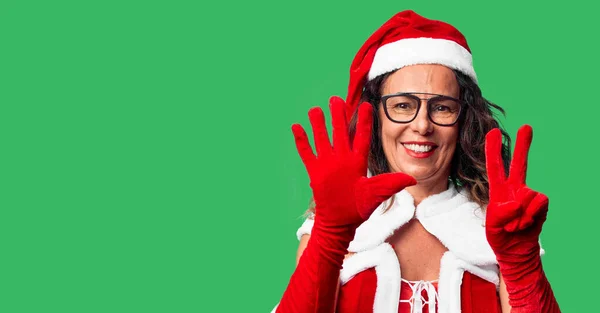 Frau Mittleren Alters Trägt Weihnachtsmann Kostüm Und Zeigt Mit Finger — Stockfoto