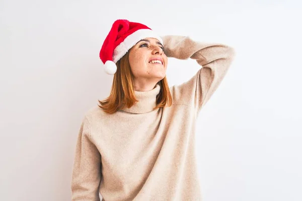 Hermosa Mujer Pelirroja Con Sombrero Navidad Sobre Fondo Aislado Sonriendo — Foto de Stock