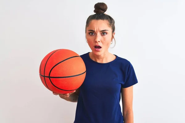 Genç Güzel Bir Bayan Basketbol Topunu Izole Edilmiş Beyaz Arka — Stok fotoğraf