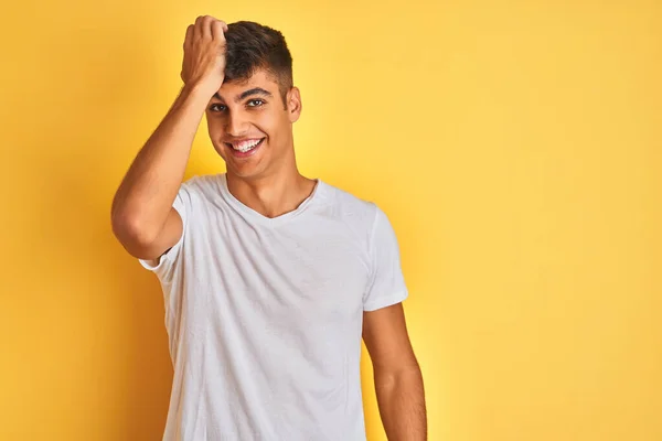 Jonge Indiaanse Man Met Een Wit Shirt Geïsoleerde Gele Achtergrond — Stockfoto
