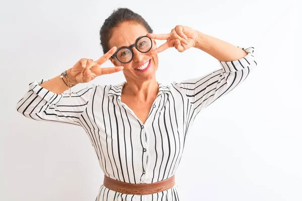 Medelålders Affärskvinna Bär Randig Klänning Och Glasögon Över Isolerad Vit — Stockfoto