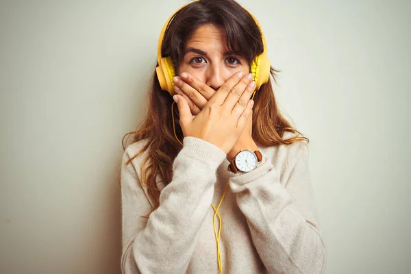 Giovane Bella Donna Che Ascolta Musica Utilizzando Cuffie Sfondo Bianco — Foto Stock