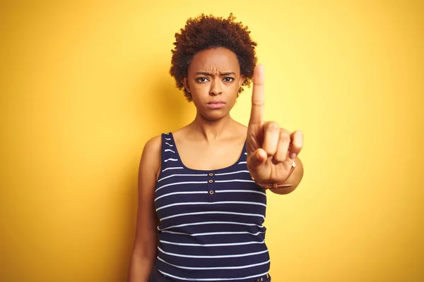 Beauitul Afro Amerikaanse Vrouw Draagt Zomer Shirt Geïsoleerde Gele Achtergrond — Stockfoto