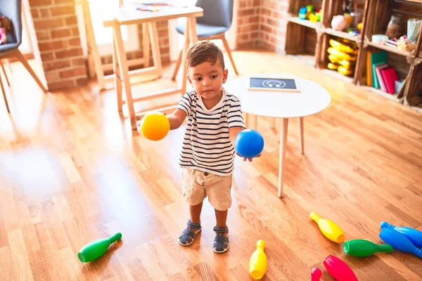 Mooie Peuter Jongen Spelen Bowling Kleuterschool — Stockfoto