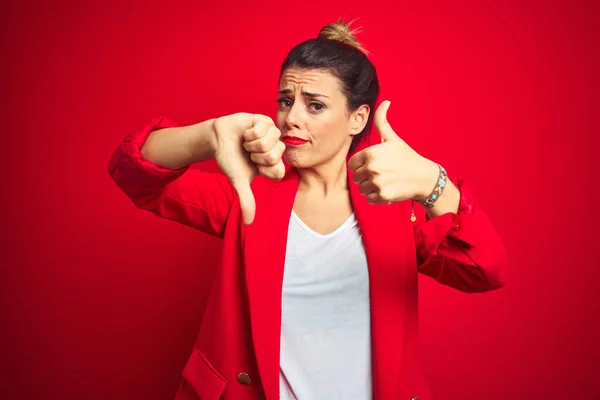 Joven Mujer Negocios Hermosa Pie Sobre Fondo Rojo Aislado Haciendo — Foto de Stock