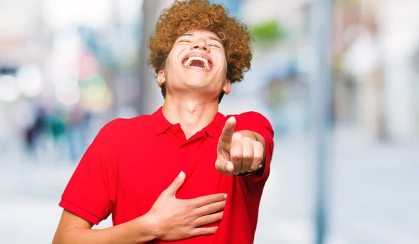 Jonge Knappe Man Met Afro Haar Dragen Rode Shirt Lachend — Stockfoto