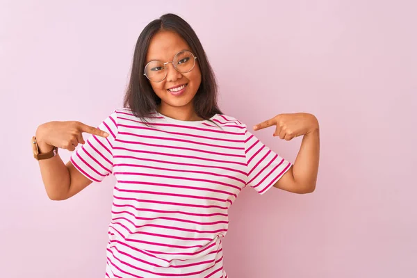 Giovane Donna Cinese Indossa Maglietta Righe Occhiali Sfondo Rosa Isolato — Foto Stock