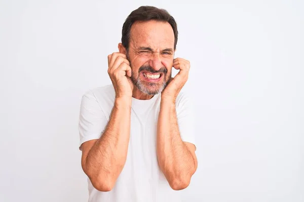 Homem Bonito Meia Idade Vestindo Camiseta Casual Sobre Fundo Branco — Fotografia de Stock