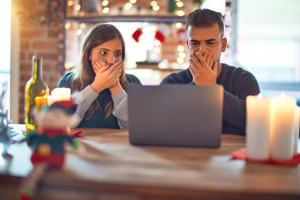 Junge Schöne Paar Sitzt Mit Laptop Weihnachtsdekoration Hause Schockiert Bedeckt — Stockfoto