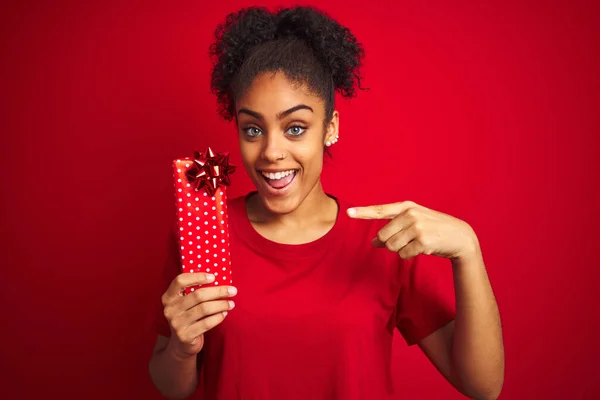 Jong Afrikaanse Amerikaanse Vrouw Met Valentijn Geschenk Geïsoleerde Rode Achtergrond — Stockfoto