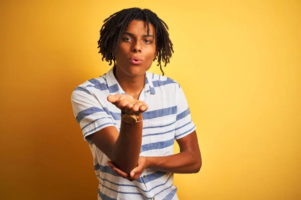 Homem Afro Americano Com Dreadlocks Vestindo Camisa Listrada Sobre Fundo — Fotografia de Stock