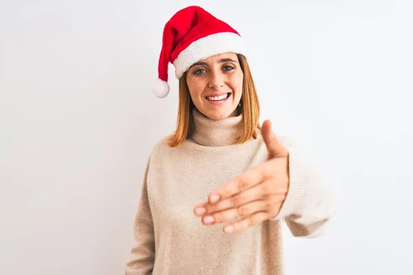 Hermosa Mujer Pelirroja Con Sombrero Navidad Sobre Fondo Aislado Sonriendo —  Fotos de Stock