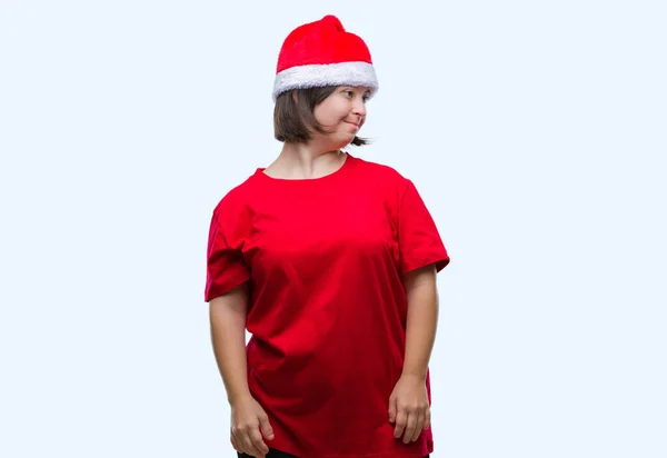 带着唐氏综合症的年轻成年妇女戴着圣诞帽 在与世隔绝的背景下 脸上带着微笑 自然的表情 笑的自信 — 图库照片
