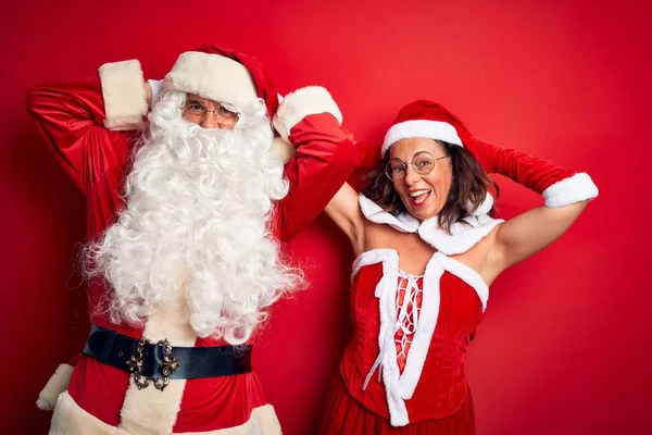 Paar Mittleren Alters Weihnachtsmannkostüm Und Mit Brille Vor Isoliertem Roten — Stockfoto