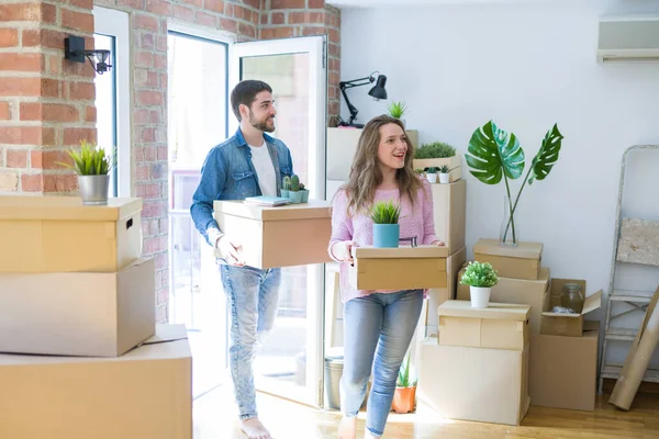 Junges Schönes Paar Sehr Glücklich Zusammen Mit Pappkartons Beim Umzug — Stockfoto