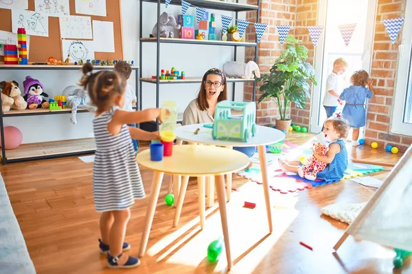 Schöne Lehrerin Und Kleinkindgruppe Spielen Kindergarten Viel Spielzeug — Stockfoto