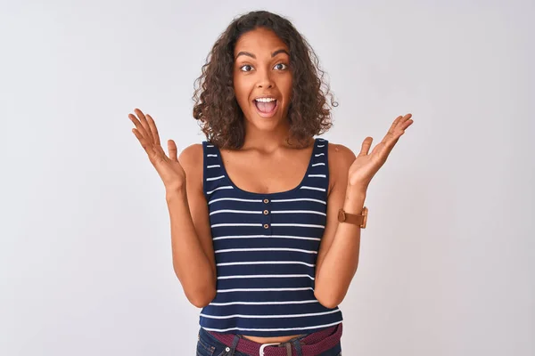 Mujer Brasileña Joven Con Camiseta Rayas Pie Sobre Fondo Blanco — Foto de Stock