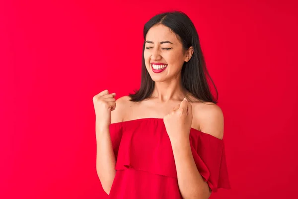 Ung Vacker Kinesisk Kvinna Bär Casual Shirt Stående Över Isolerad — Stockfoto