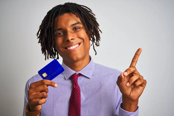 Afro Amerykański Biznesmen Dredami Trzyma Kartę Kredytową Odizolowanym Białym Tle — Zdjęcie stockowe
