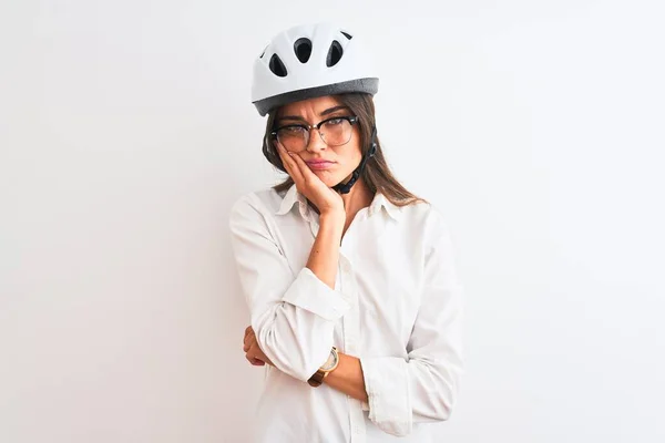 漂亮的女商人戴着眼镜和自行车头盔 头戴孤立的白色背景 看起来疲惫不堪 双手交叉 对抑郁症感到厌烦 — 图库照片