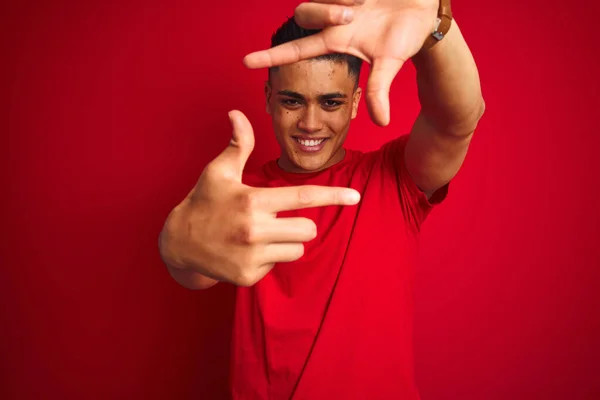 Young Brazilian Man Wearing Shirt Standing Isolated Red Background Smiling — Stockfoto