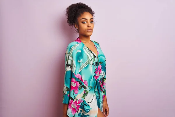 Młody Piękny African American Kobieta Stojący Ubrany Elegancki Kolorowy Caftan — Zdjęcie stockowe