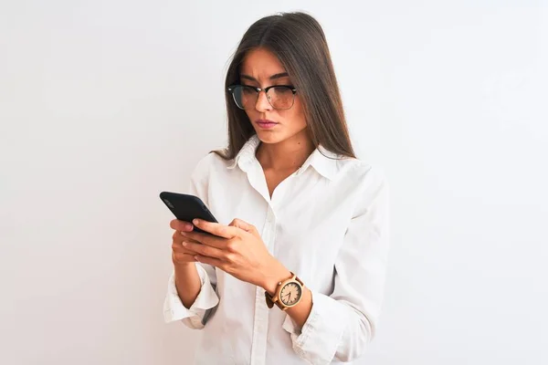 Vacker Affärskvinna Bär Glasögon Med Smartphone Över Isolerad Vit Bakgrund — Stockfoto