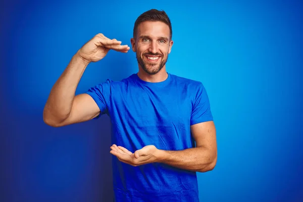 Jonge Knappe Man Draagt Casual Shirt Blauw Geïsoleerde Achtergrond Gebaren — Stockfoto