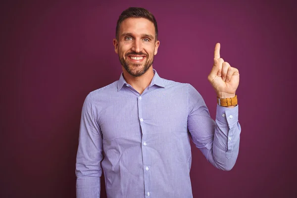 Joven Hombre Negocios Con Camisa Elegante Sobre Fondo Aislado Púrpura — Foto de Stock