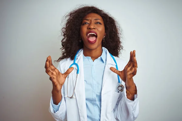 Junge Afrikanisch Amerikanische Ärztin Trägt Stethoskop Über Isoliertem Weißen Hintergrund — Stockfoto