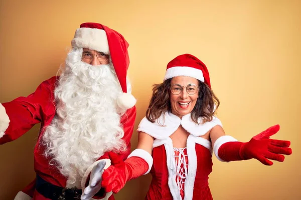 Paar Mittleren Alters Weihnachtsmannkostüm Und Mit Brille Vor Isoliertem Gelben — Stockfoto