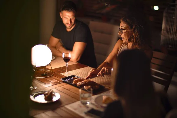 Vacker Familj Middag Pratar Och Ler Mot Terrassen — Stockfoto