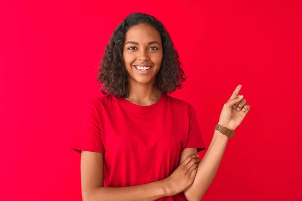 Ung Brasiliansk Kvinna Bär Shirt Stående Över Isolerad Röd Bakgrund — Stockfoto