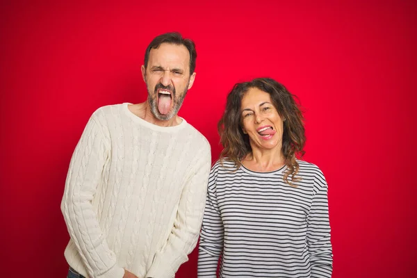 Belo Casal Meia Idade Vestindo Camisola Inverno Sobre Fundo Vermelho — Fotografia de Stock