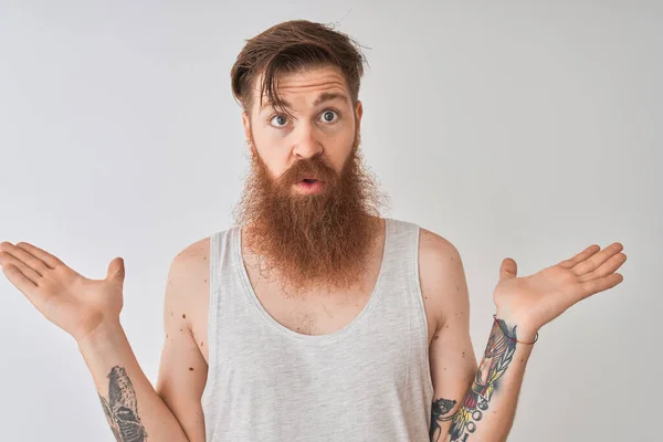 Joven Pelirrojo Irlandés Vestido Con Camiseta Pie Sobre Fondo Gris —  Fotos de Stock