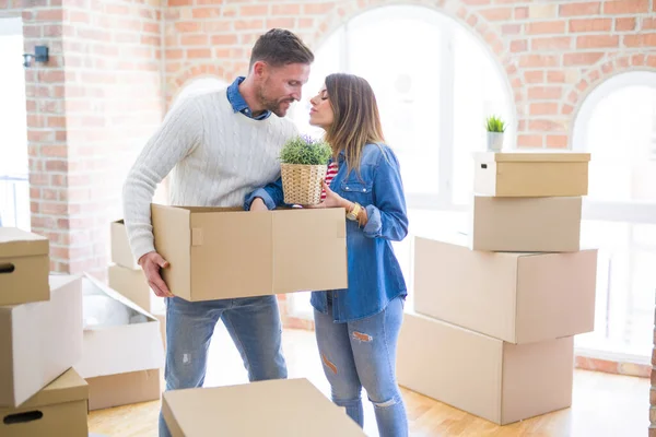Gelukkig Paar Verhuizen Naar Nieuw Appartement — Stockfoto