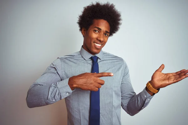 Amerikanischer Geschäftsmann Mit Afro Haaren Hemd Und Krawatte Über Isoliertem — Stockfoto