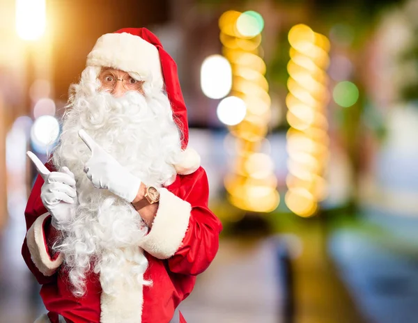 Pohledný Muž Středního Věku Kostýmu Santa Clause Vousy Ukazující Oběma — Stock fotografie